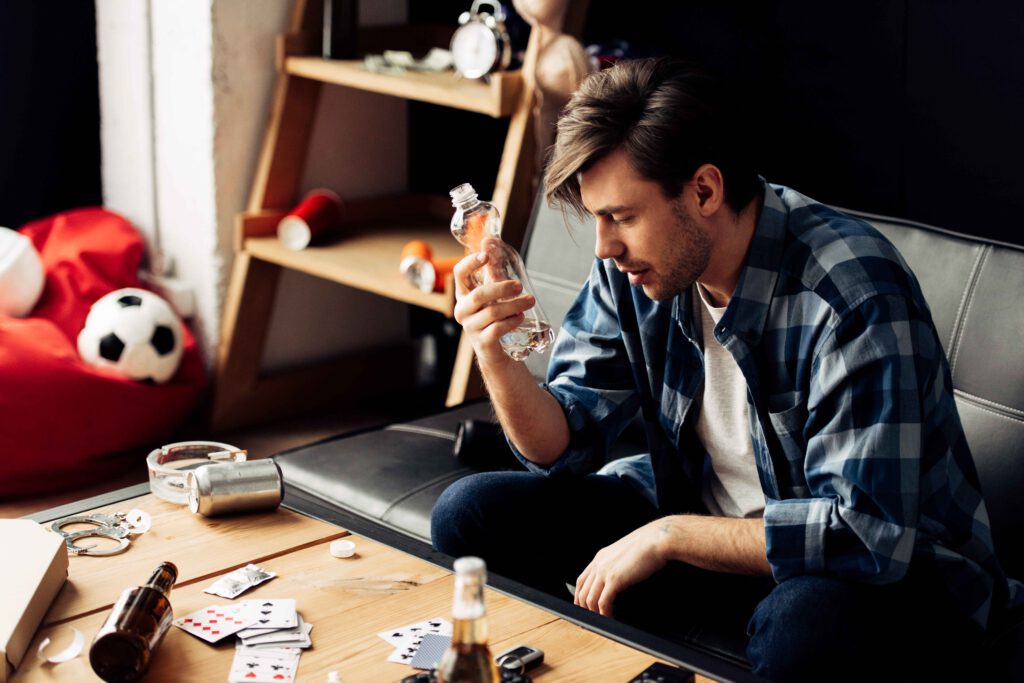 man kater brak fles water studentenhuis