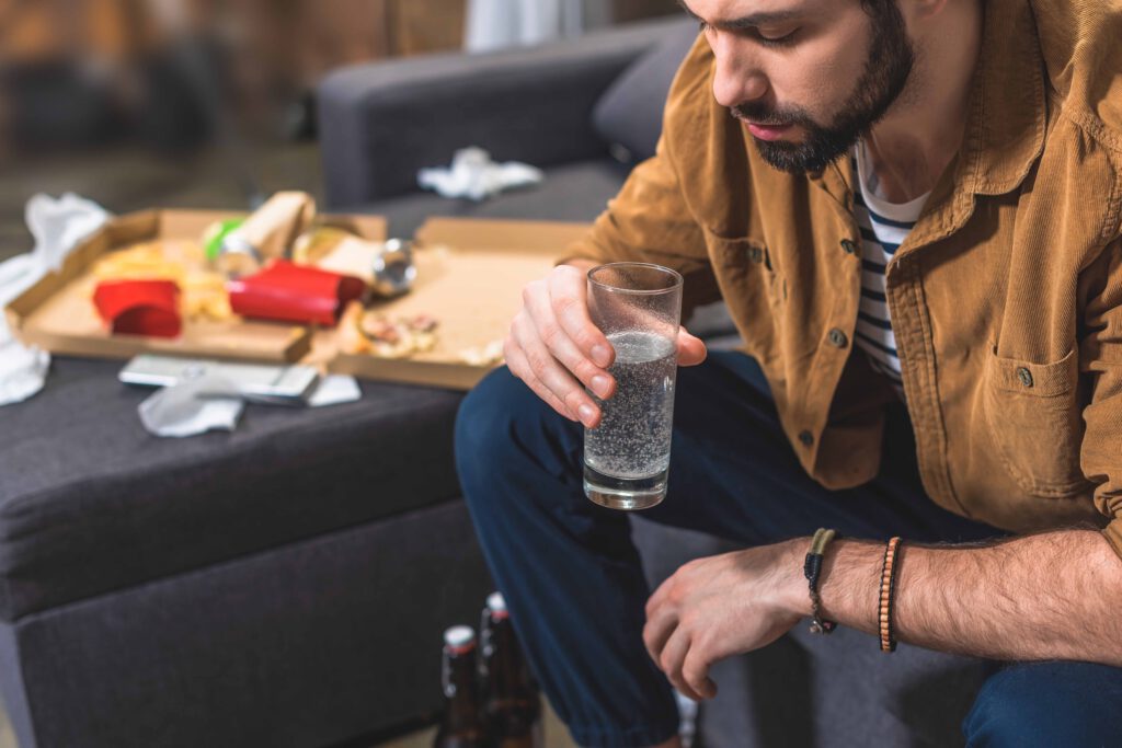 man kater water drinken alcohol pizza