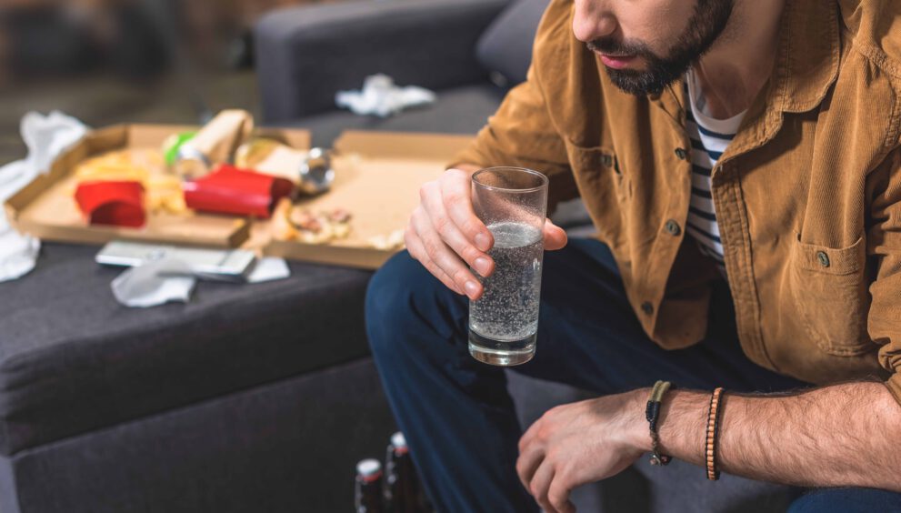 man kater water drinken alcohol pizza