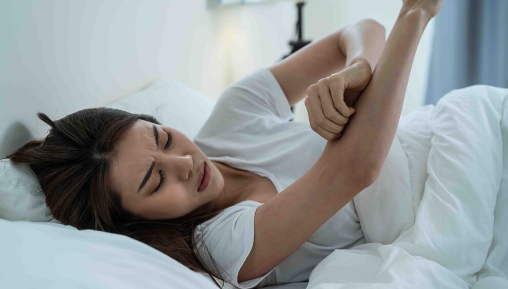 vrouw in bed krabben jeuk schurft