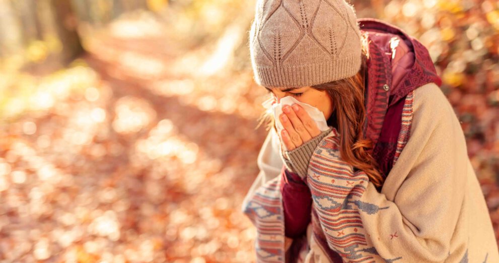 verkoudheid vrouw neus snuiten