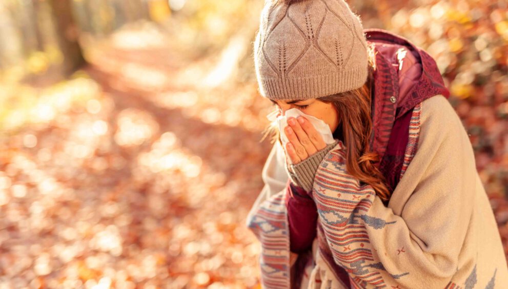 verkoudheid vrouw neus snuiten